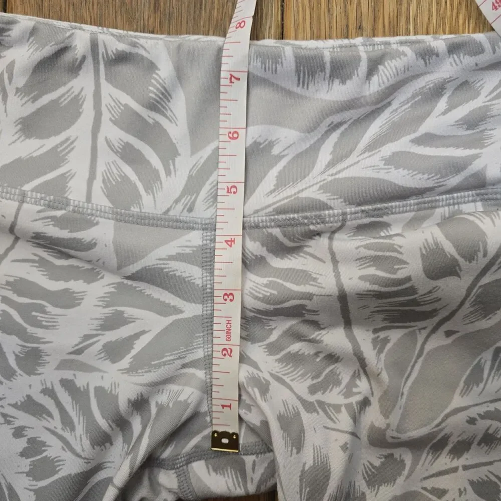 ALO Yoga Palm Springs Airbrushed White Gray Leaf Pattern Leggings Size Small